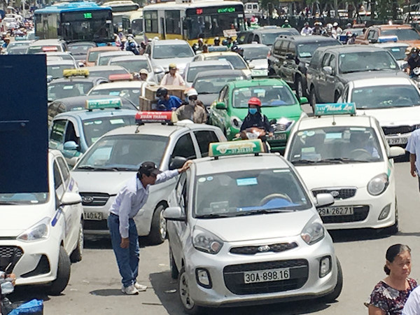 Taxi “quây” cổng bệnh viện, dàn hàng bịt đường xe cấp cứu