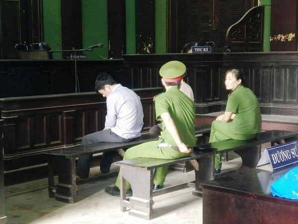 Bố bé gái 2,5 tuổi bị hiếp dâm phải nhập viện cấp cứu: Con bé cứ hỏi về vết sẹo trên cơ thể