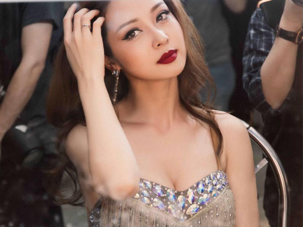 Jennifer Phạm - Hoa hậu 3 con vẫn khiến đàn ông mê đắm