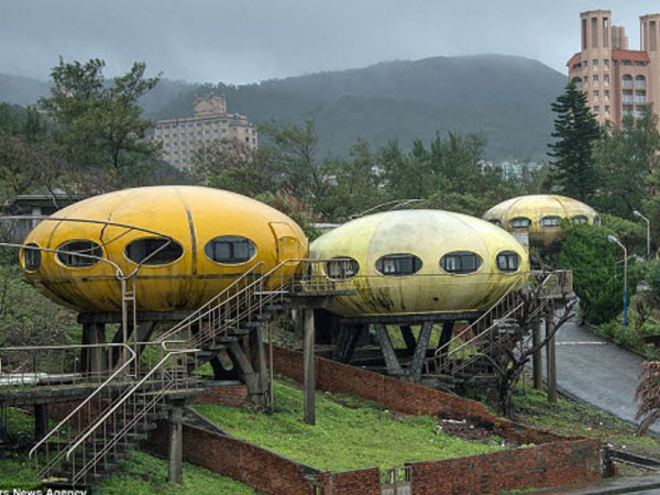 Khung cảnh hoang tàn đến lạnh người bên trong ngôi làng UFO ở Đài Loan