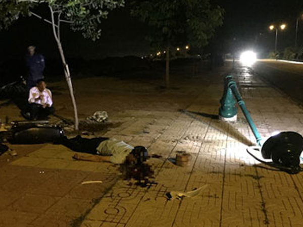 Nam thanh niên tử vong vì lao lên vỉa hè tông gãy cột điện