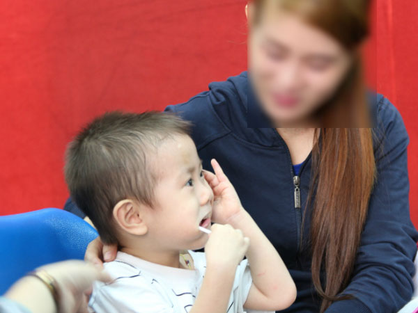 Người mẹ đã đến đón bé trai bị bỏ rơi ở Từ Dũ: “Em sẽ không để lạc con lần nữa”