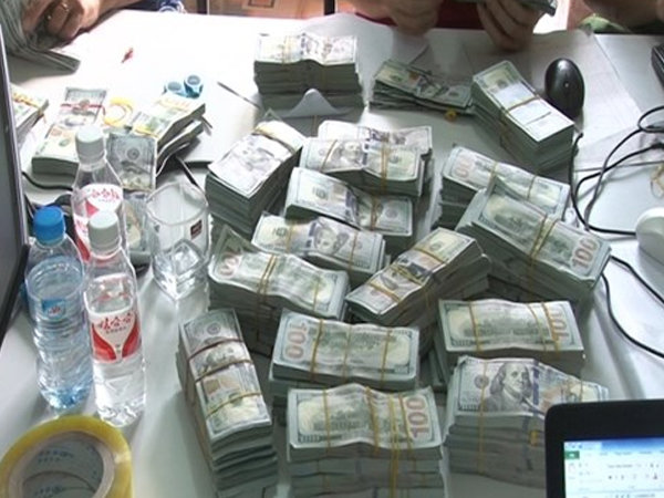 Bắt đối tượng vận chuyển lậu gần 1 triệu USD qua biên giới