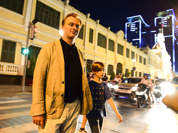 Đạo diễn bom tấn "The Dark Knight" cùng gia đình dạo chơi Sài Gòn