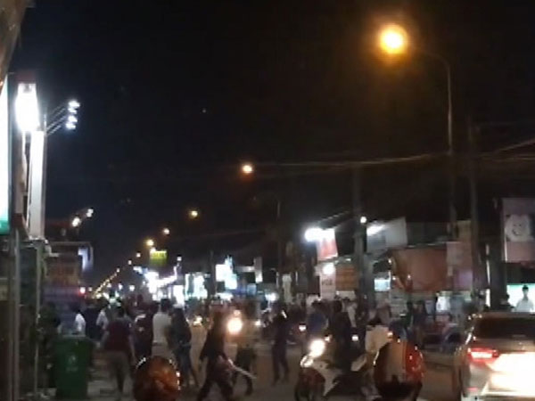 Hai nhóm thanh niên chém nhau loạn xạ trước tiệm cầm đồ