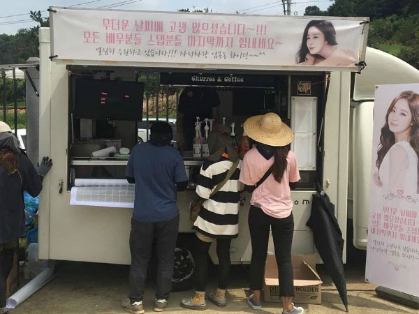Kim Tae Hee gửi quà đến phim trường động viên ông xã Rain