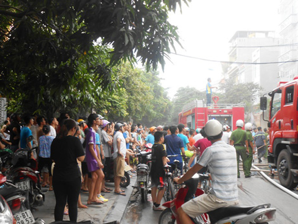 Náo loạn cả phố vì cửa hàng đèn trang trí bốc cháy