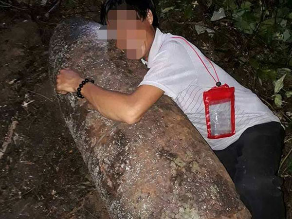 Phát hiện bom “khủng”, người đàn ông lao vào ôm để chụp ảnh “tự sướng”