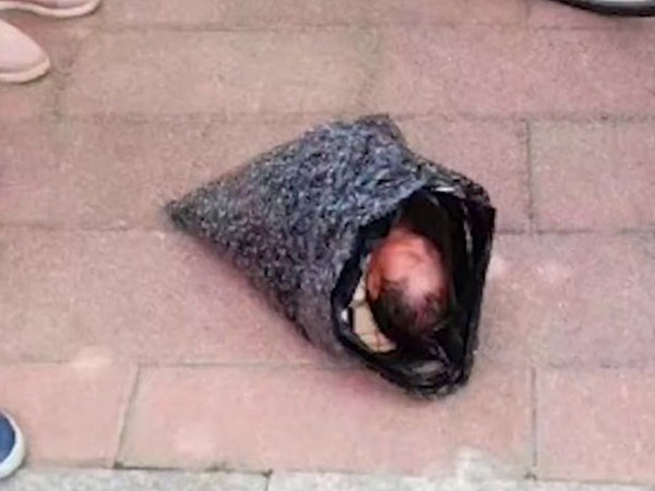 Rúng động mẹ quấn con trong túi ni lông, gửi tới trại mồ côi bằng chuyển phát nhanh