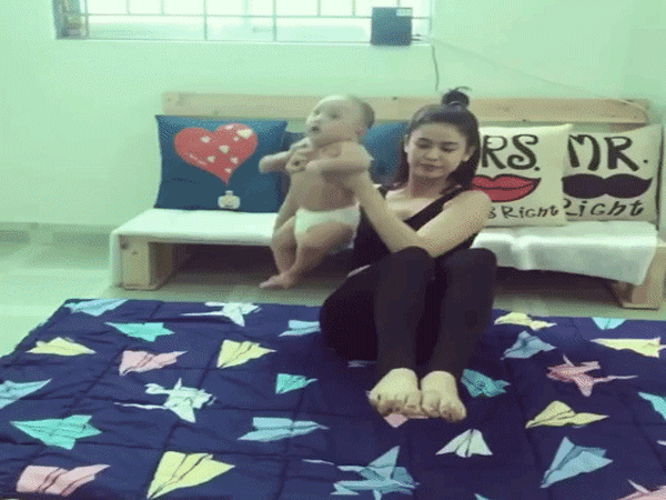 Trương Quỳnh Anh gặp ý kiến trái chiều vì vừa bế trẻ nhỏ vừa tập thể dục