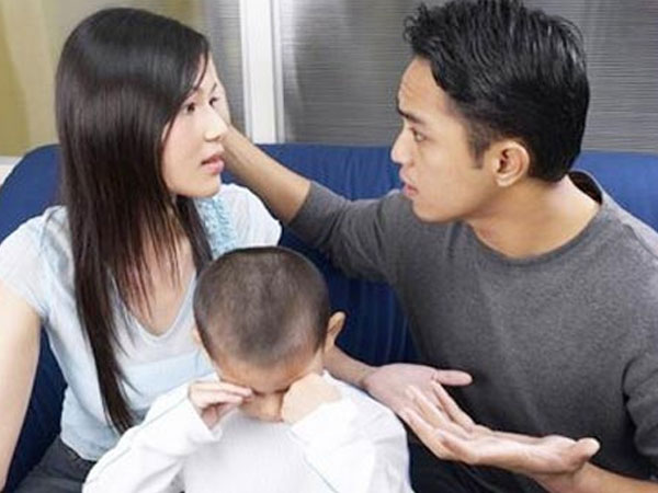 Chết lặng khi phát hiện con của cô hàng xóm tật nguyền là nhờ chồng "làm phúc"