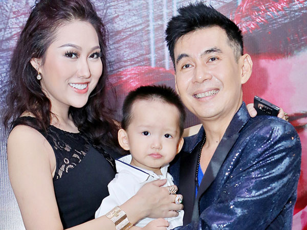 Con trai Phi Thanh Vân quấn quýt bên bố nuôi Đoan Trường