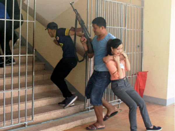 Gay cấn màn giải cứu con tin tại UBND huyện Vũ Quang - Hà Tĩnh