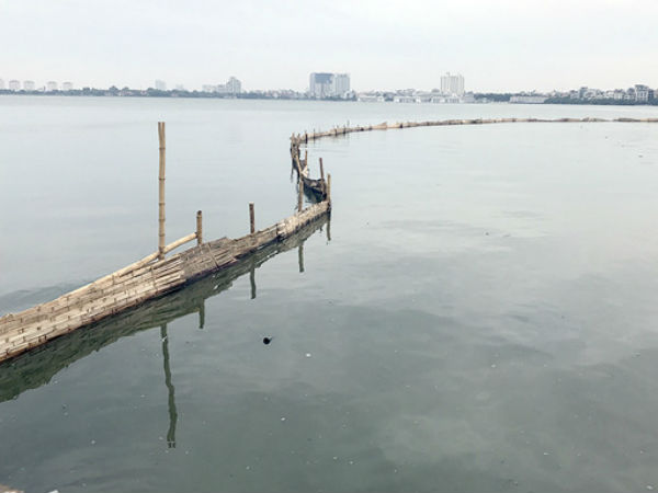 Hà Nội hút 30.000 m3 bùn Hồ Tây