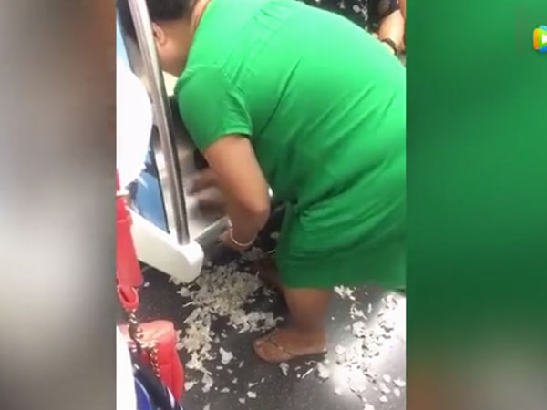 Hành khách đem tỏi lên tàu điện ngầm bóc vỏ