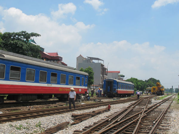Tàu trật bánh liên tiếp ở Hà Nội: Sửa chữa ẩu, tàu quá tốc độ!