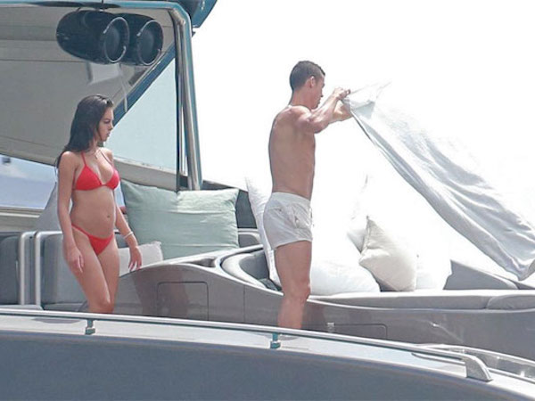 Bạn gái C. Ronaldo bị bố mẹ ruồng bỏ