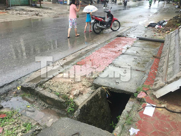 Cận cảnh những miệng cống “há mồm” chờ nuốt người dân