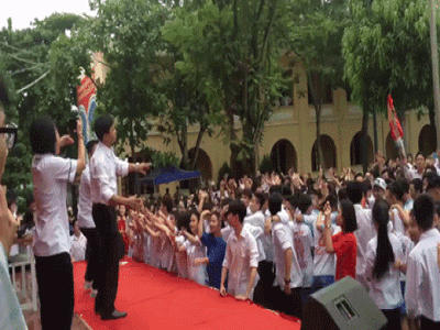 Clip thầy hiệu phó nhảy cực sung cùng học trò ngay giữa sân trường