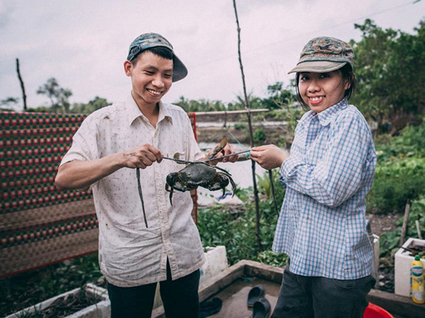 Cô dâu, chú rể hóa nông dân chụp ảnh cưới gây "bão" cộng đồng mạng
