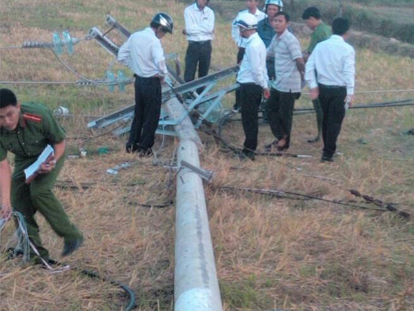 Công nhân tự cắt dây chằng làm trụ điện gãy đè chết