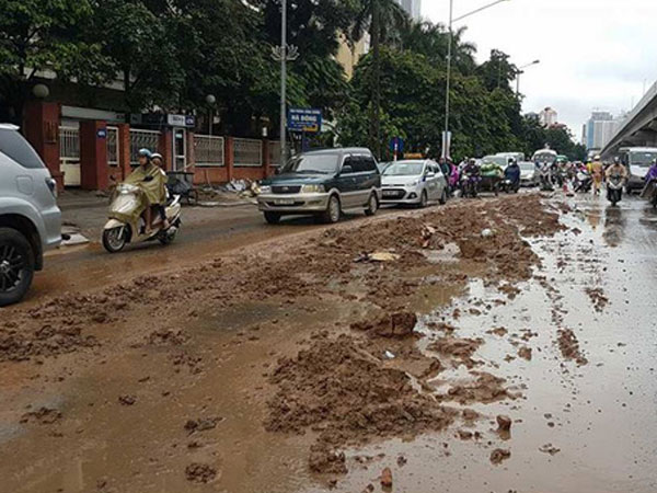 Hà Nội: Bùn đất chắn cả lối đi, các phương tiện phải nép vào 2 bên đường để di chuyển