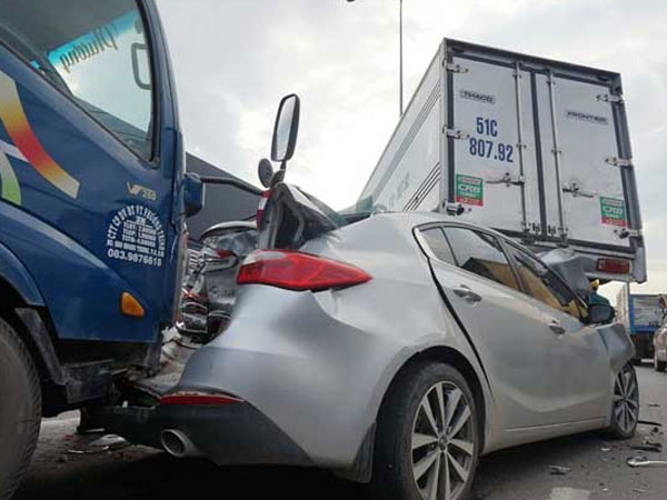 Sốc với hiện trường vụ tai nạn “xế hộp” bẹp dúm dưới bánh xe tải