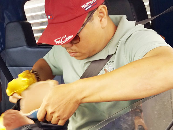 Tài xế đập heo đất lấy tiền lẻ mua vé qua trạm Cai Lậy