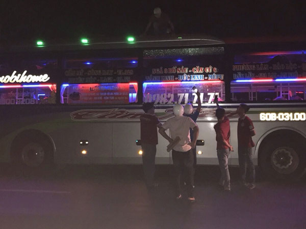Xe khách giường nằm bất ngờ bị ném đá tới tấp