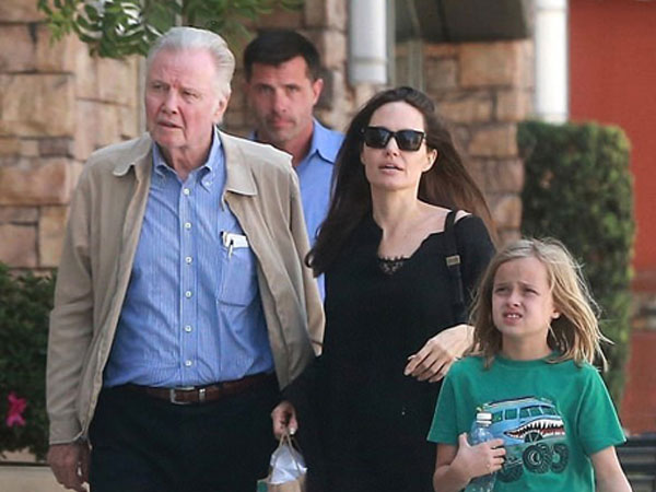 Angelina Jolie tình cảm bên bố đẻ sau nhiều năm lạnh nhạt
