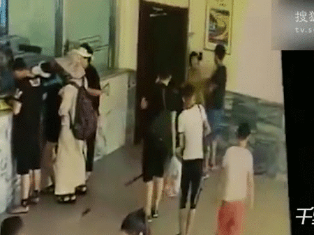 Gã đàn ông độc ác quật ngã, đánh bạn gái hôn mê bất tỉnh trước sự thờ ơ của đám đông đứng xung quanh