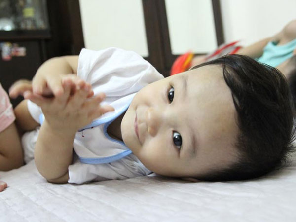 Hình ảnh mới nhất của bé trai 14 tháng tuổi bị bạo hành, bỏ rơi ở bệnh viện sau 5 ngày về nhà