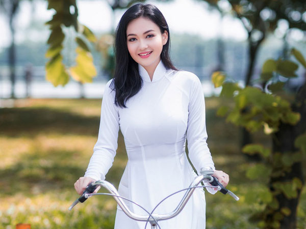 “Hot girl thổ dân” trở lại trong tà áo dài trắng gây sốt mạng
