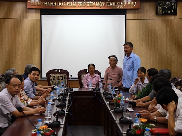 Lấy mẫu sinh phẩm thân nhân liệt sĩ Hang Tám Cô để xét nghiệm ADN