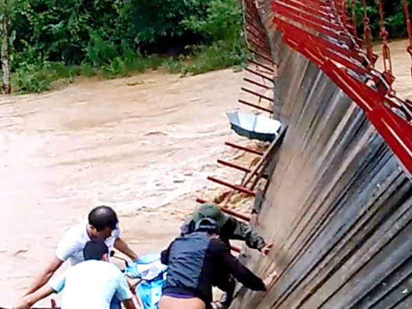 Mưa lũ gây ngập nặng và sạt lở nhiều nơi ở Điện Biên