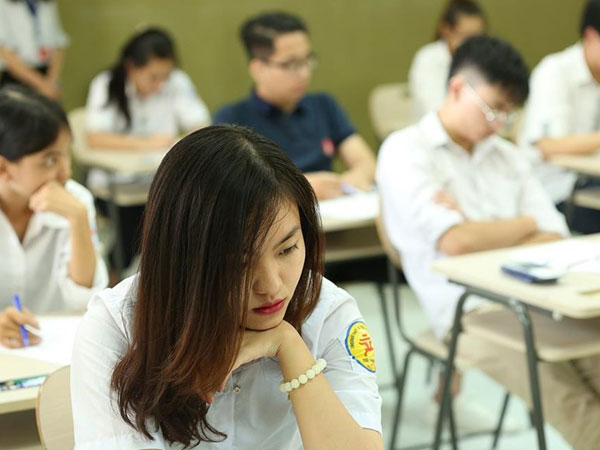 Nhiều trường đại học bất ngờ tăng học phí, tân sinh viên bị "úp sọt"