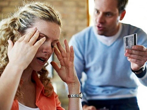 Nhọc nhằn… “moi” tiền chồng: Nản vì chồng không chịu “góp gạo”
