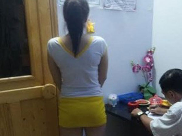 Nữ tiếp viên chiều khách từ A tới Z ở cơ sở xoa bóp