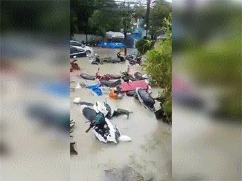 Phuket ngập nặng, nhiều phương tiện phải "ngâm mình" trong biển nước