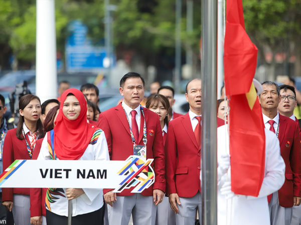Quốc kỳ Việt Nam tung bay tại lễ thượng cờ SEA Games 29