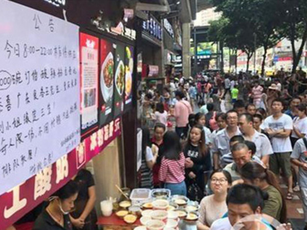 Tìm được nhẫn cầu hôn, doanh nhân đãi hàng ngàn người ăn mì