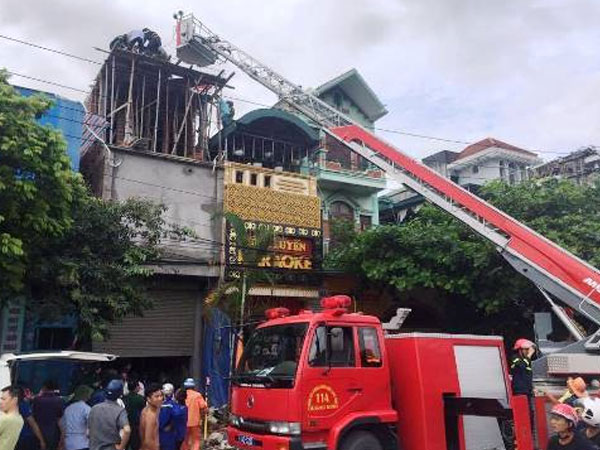 Xe thang giải cứu người đàn ông bị điện giật trên nhà cao tầng