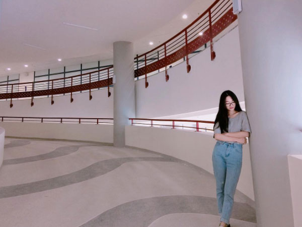 Xem ảnh SV check-in ở Đại học Kinh tế Quốc dân mà cứ tưởng như đang ở nước ngoài!