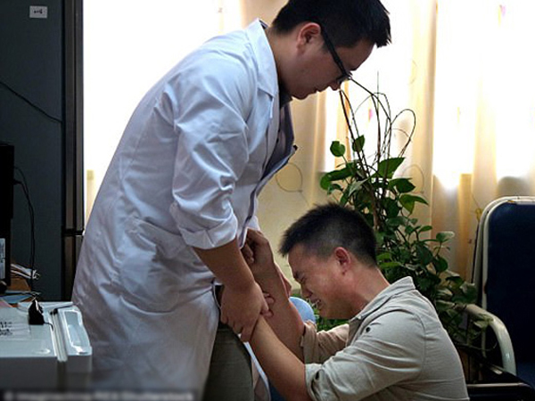 Cha quỳ gối xin bác sĩ chữa bệnh cho con sau khi cạn tiền đi vay nặng lãi