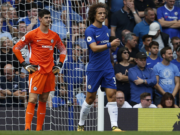 Chelsea khủng hoảng: Anh hùng, tội đồ và thuyết âm mưu ở Stamford Bridge