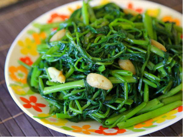 Dù có thèm, những người này cũng đừng ăn rau muống