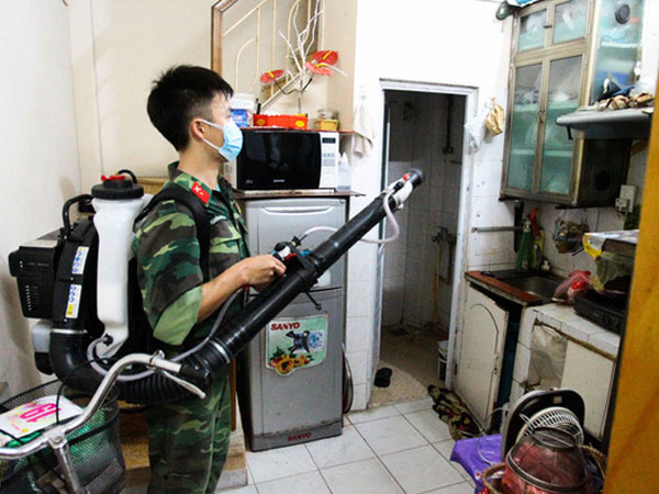 Hà Nội: Cán bộ tới tận nhà phun thuốc diệt muỗi, nhiều hộ dân đóng cửa, lấy lý do không cho tiếp cận