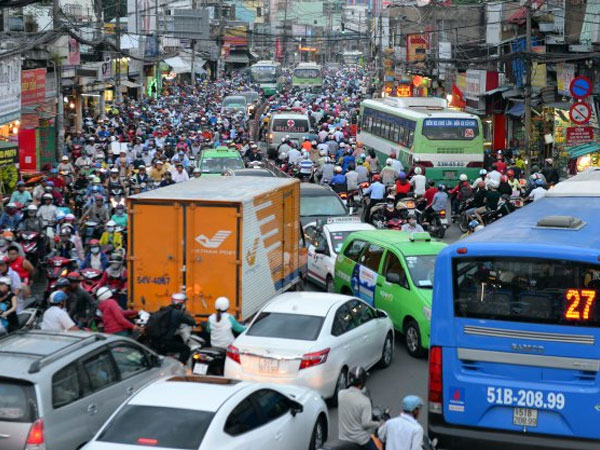 Nạn quá tải đè nặng lên hai thành phố lớn