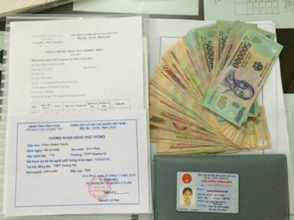 Nữ sinh nhập học đánh rơi 20 triệu, được CSGT trả lại