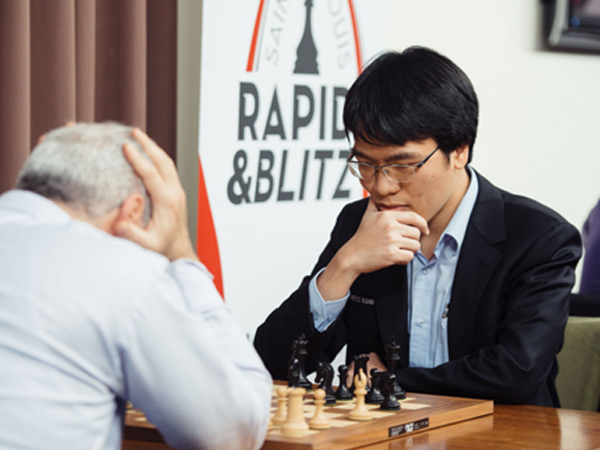 Quang Liêm "tặng quà" cho thần tượng Garry Kasparov